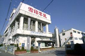Snow Brand to close Osaka plant over food poisoning